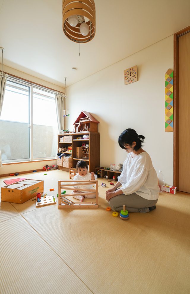 リビング横の空間は「ゴロンと寝転がったり、畳の感触も感じて欲しい」と和室に。娘さまが小さい頃から大事にしてきたおもちゃもたくさん。