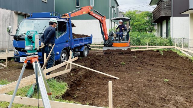 木杭内側の地面をショベルカーで掘り起こします