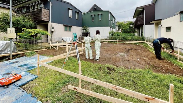 地縄を張った箇所に木杭を打ち込みます