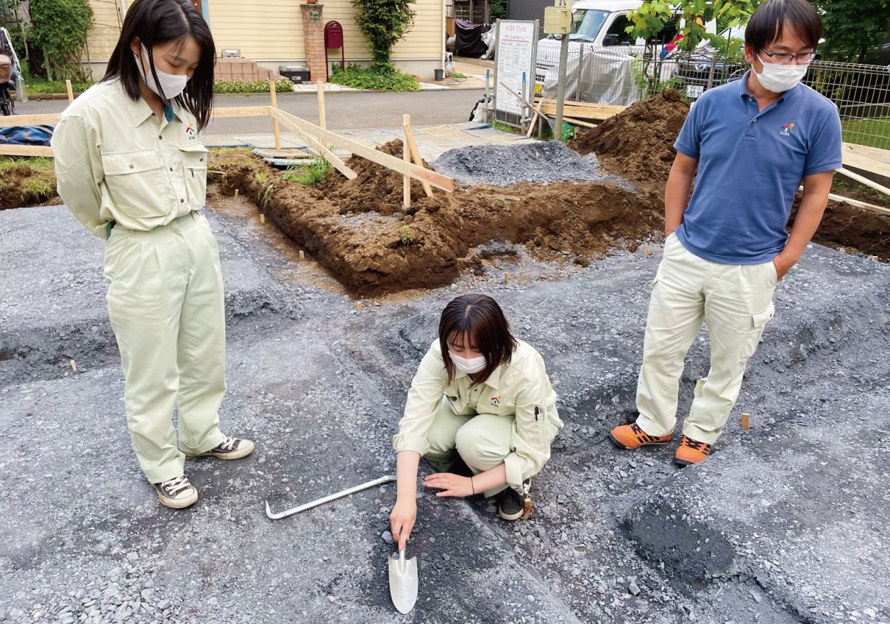 仕上げは現場監督の小出さん！きれいに埋めていただきました。