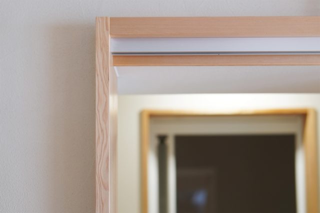 枠外に建具を収めて高さを確保。