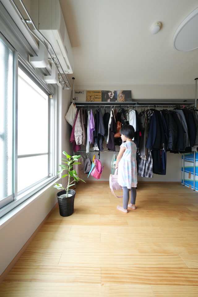 WICでお洋服やバックを選ぶのも休日の楽しみなのだとか。「新しいお家良い感じ？」と聞いたところ、力強く頷いてくれました。