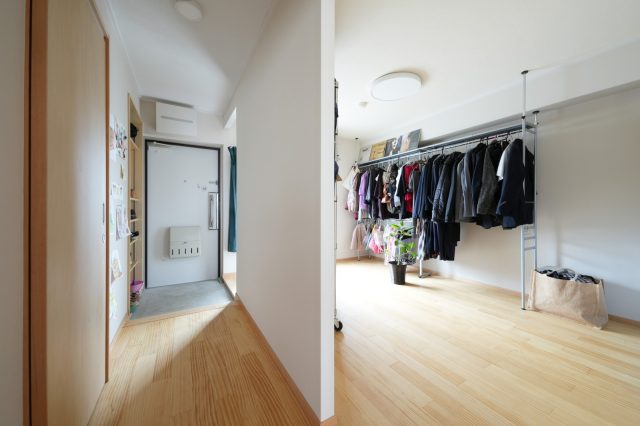 WICには家族分の衣類を中心に収納されています。ここで着替えを済ませることができるのがお気に入り。