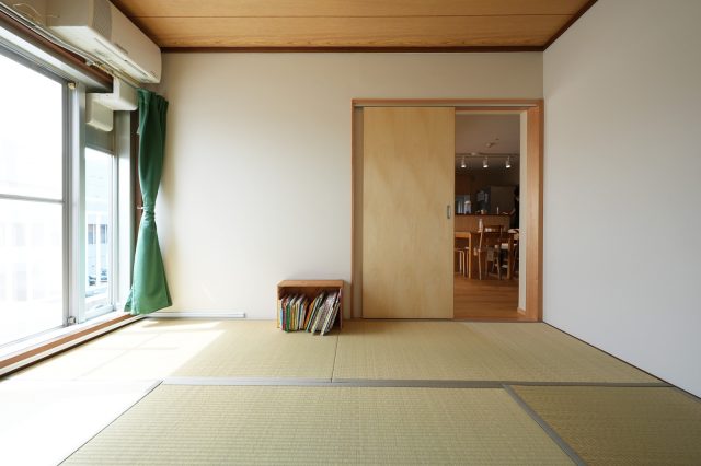 既にあるものに手を入れて永く使うという想いのもと残した和室は、畳と建具を交換。