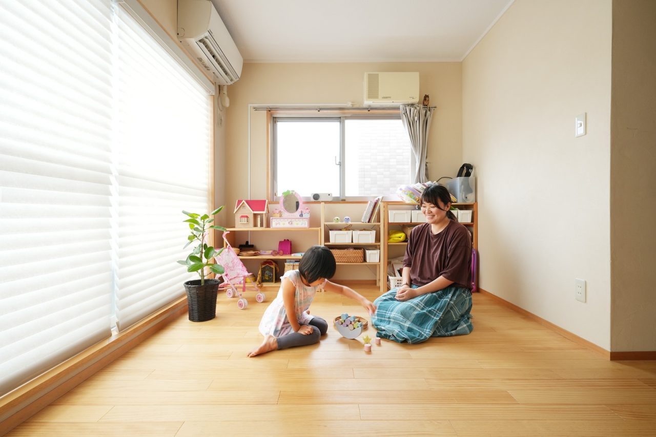 娘さんが小さい内はリビングを広く使えるようにソファーは置かず、その内カリモクのKチェアを置きたいと思い描いているのだとか。