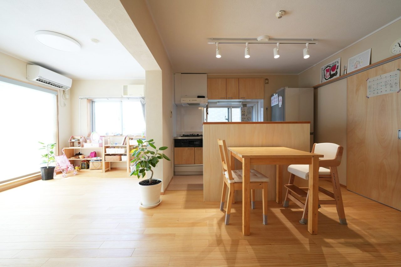 リビングの一角におもちゃの収納スペースがあり、娘さんの居場所になっているそう。