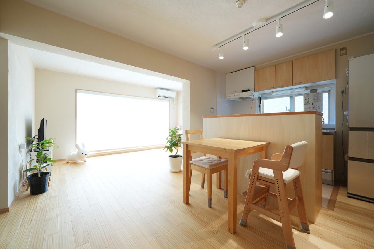 テレビの置いてある場所は元は押入れでした。取り壊して露出した壁に、プロジェクターを投影して映画を観ることも。