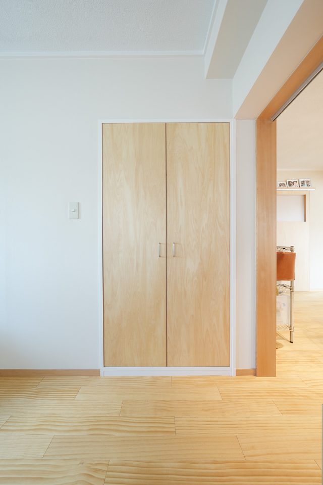 白い壁にマッチする収納扉。