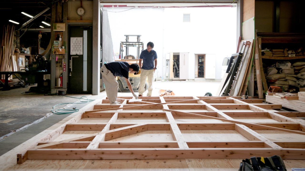 加工場にて、小林棟梁と渡邉監督による下屋の屋根の地組み