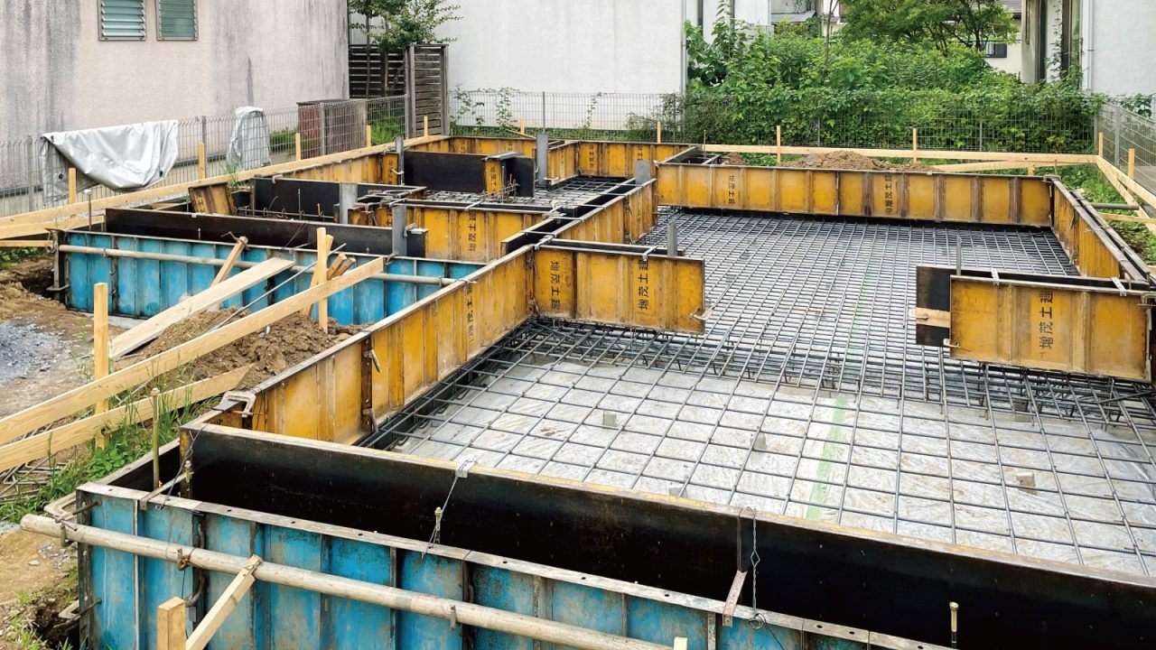 背筋工事の様子