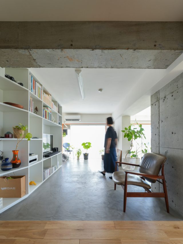 玄関、キッチンの先に広がるリビング。A様も「この家のポイント」とおっしゃる現しにしたRCの梁と壁がゲートのように空間を分ける。壁面収納は梁に少しかむように配置しているが、斜めに角をとることで側面が主張せずにRCの存在感を邪魔しない。