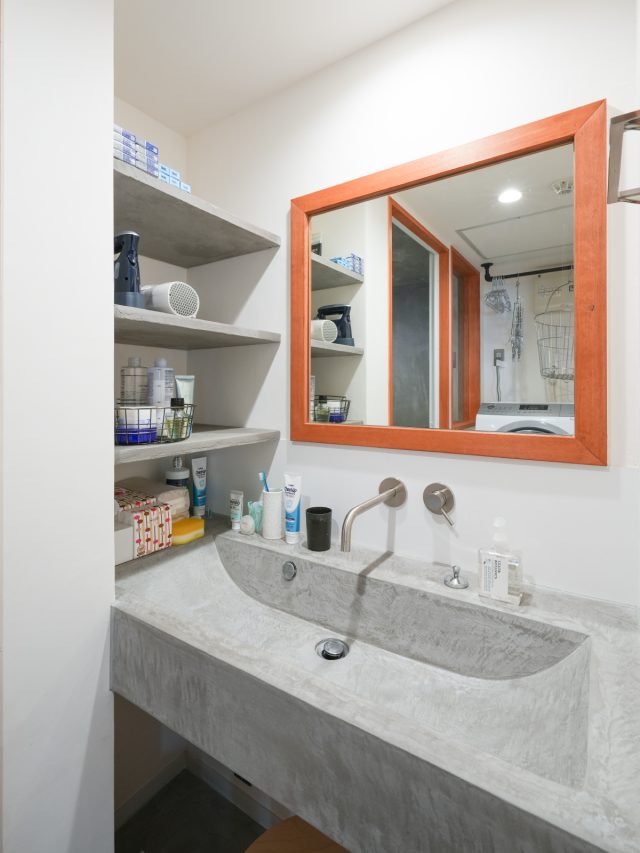 新設した洗面も既製品をモールテックスで塗った。鏡は枠材と同じ材で制作。