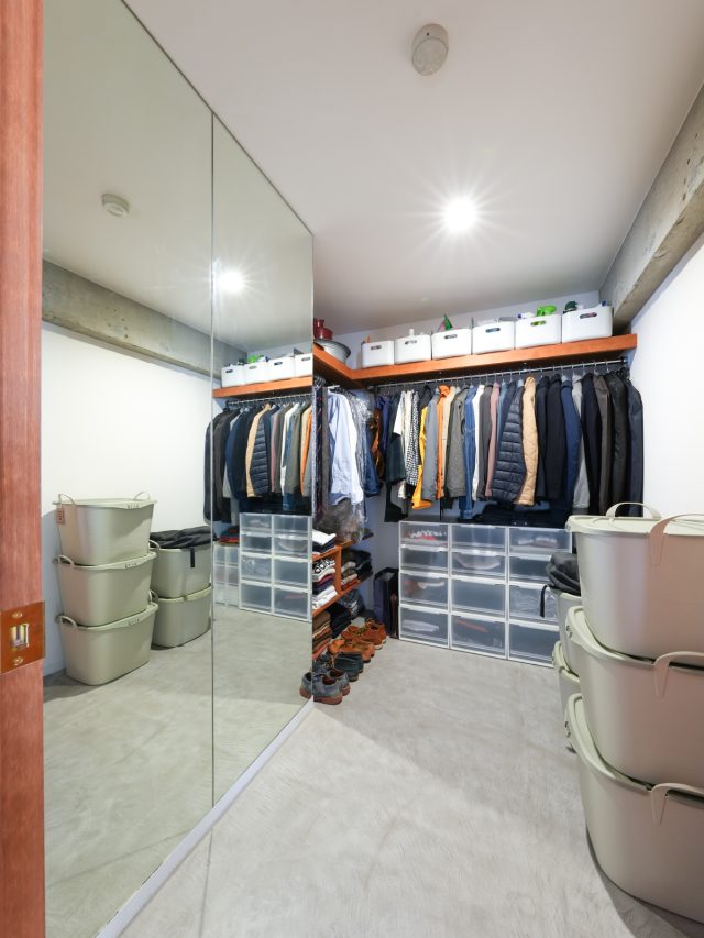 グレーの床、整然と並んだ衣類、天井までの大きなミラー。W.I.Cはさながらアパレルショップのよう。