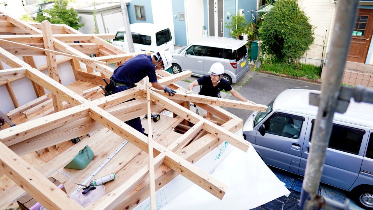 現場で屋根を組む小林棟梁と谷口大工