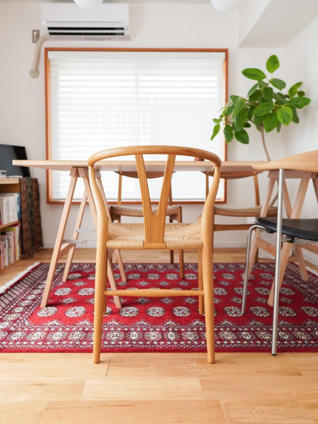 背面が印象的なハンスJ.ウェグナーの代表作CH24。通称「Yチェア」。