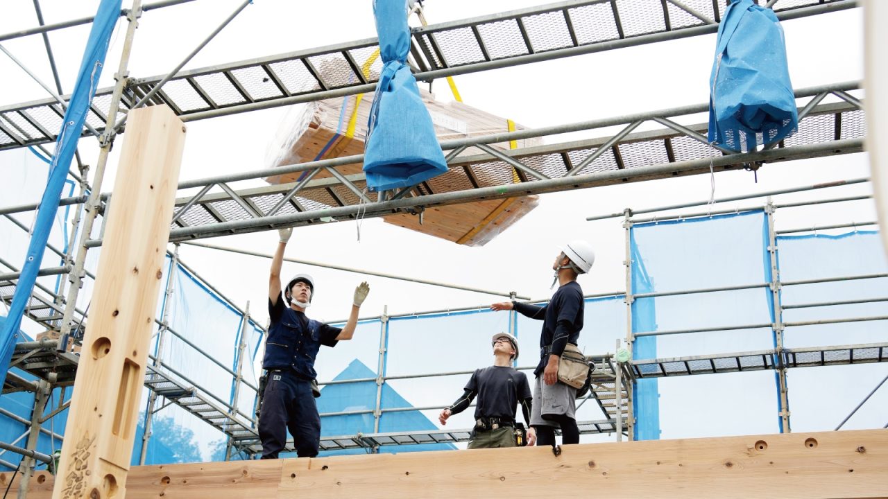 クレーン車で木材を2階まで持ち上げます