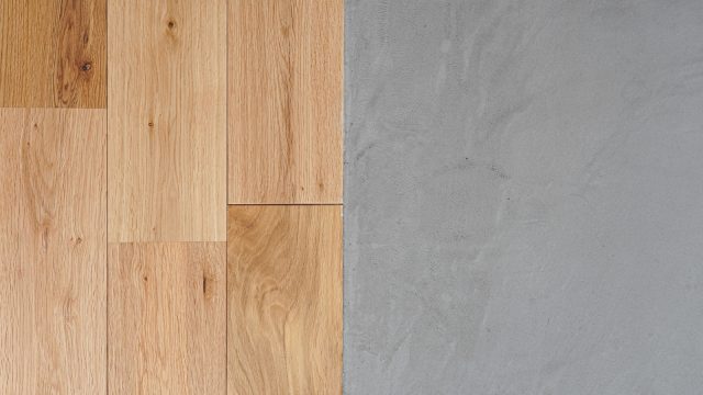 モールテックス × オーク材 境目は見切を入れずすっきりと。施工には精度が求められる。