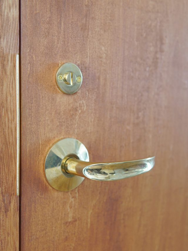 ラワンの建具にHORIのゴールドのハンドルが映える。