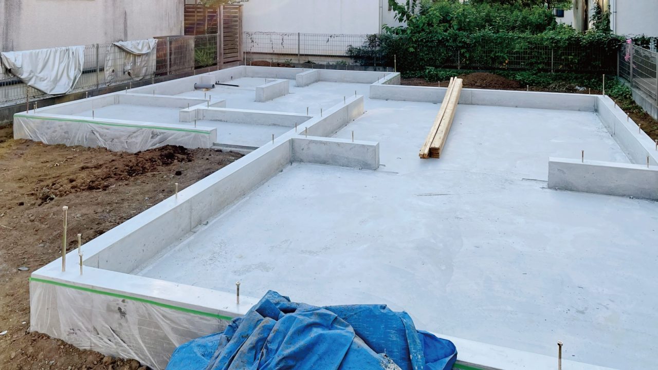 コンクリートが固まり型枠が外され、キレイな基礎が出来上がりました！