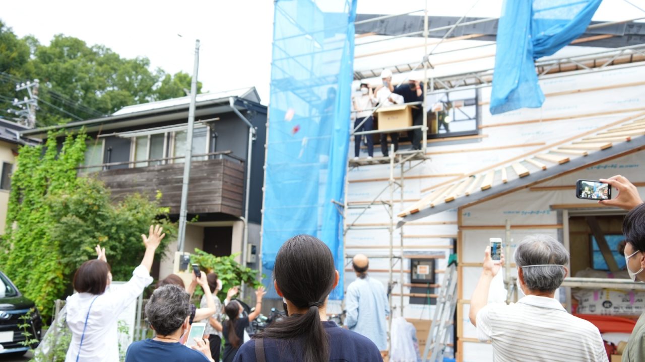 ご近所さんもお招きして皆で餅まき