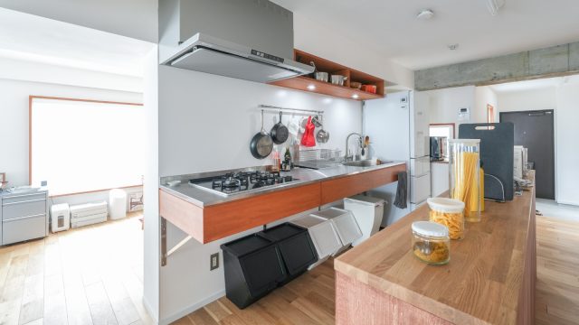 キッチン天板はtoolboxでセレクト。すっと浮いたような軽さを感じさせるデザインに加え、幕板の色味を家具や建具に合わせることで、まさに”家具のような”キッチンに。