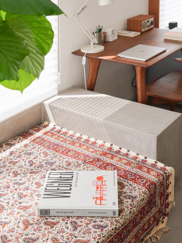 モールテックスで仕上げられたソファー。座面は特注のクッションの上にバティックをかけて。