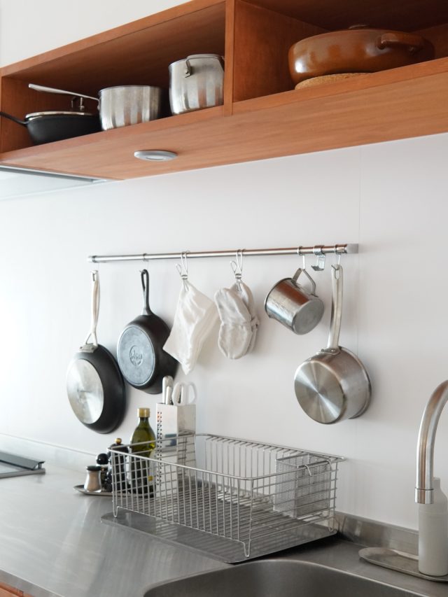 キッチンもオープン収納。照明は埋込ですっきりと。選び抜かれたツールがキッチンを彩る。