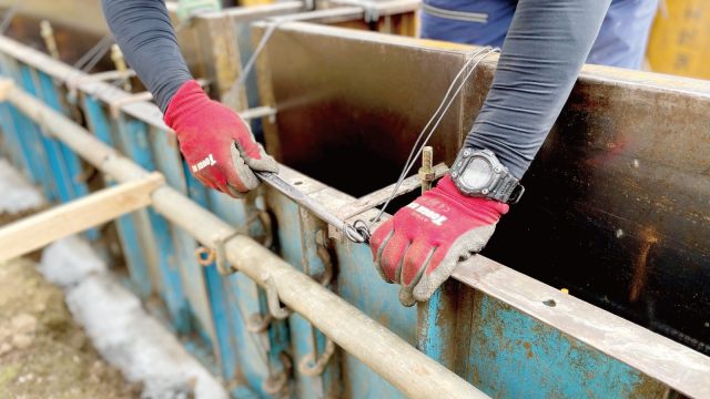 外側の枠は高さが違うため、手作業で丁寧に仕上げます