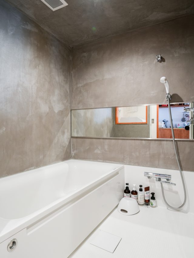 ハーフユニットバスに壁面はモールテックス塗り。洗練されたホテルライクなバスルーム。