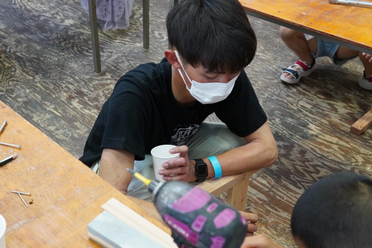 イベントのワークショップで、子ども椅子づくりのサポート