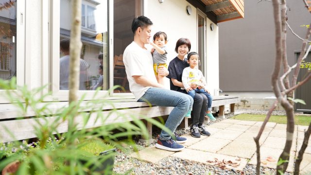 縁側のような広々としたウッドデッキでくつろぐK様ご家族。お庭で過ごす時間がお気に入りなのだとか。