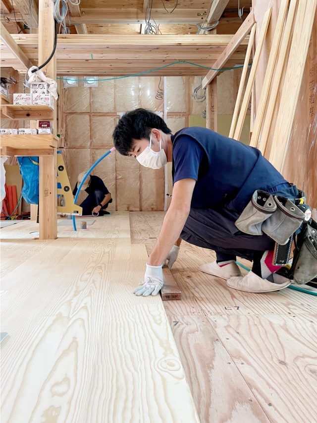 大工の優太さんと谷口さんによる床板張り。