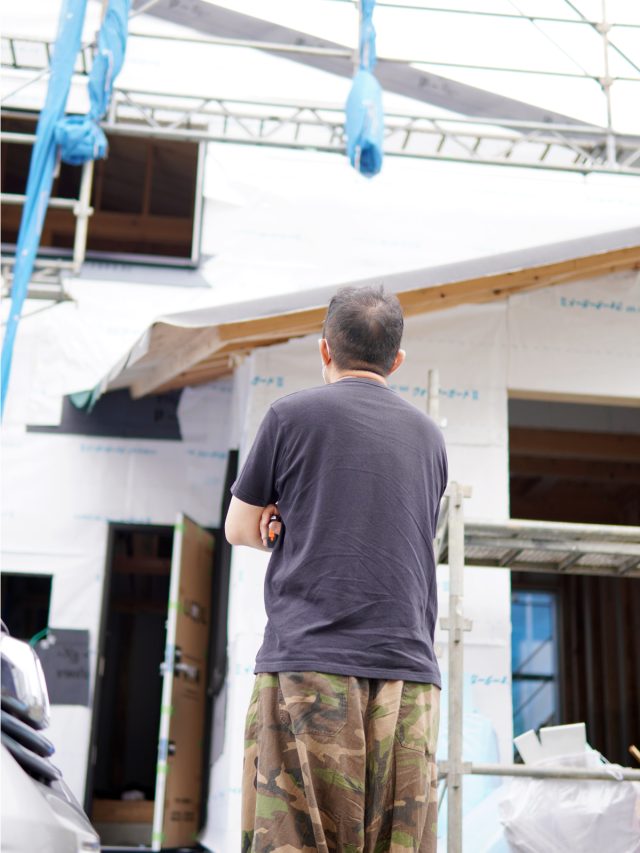 軒下を検討する小泉さん。