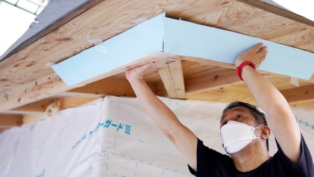 端材を使ってその場で確認。