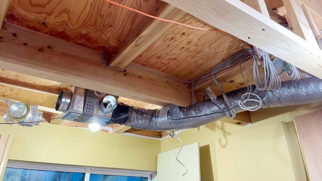 ダクトは天井や壁の中に取り付けられます。