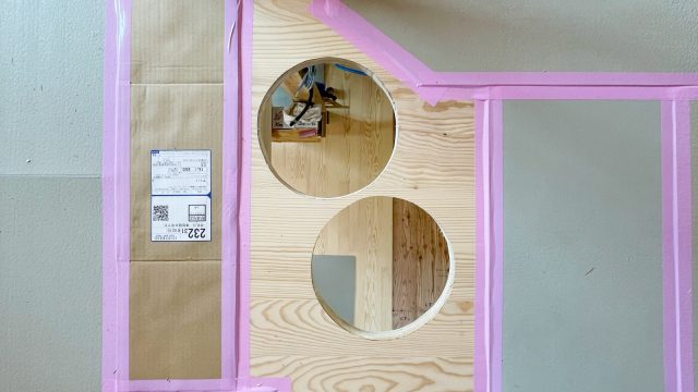 2階の床に空いた2つの丸い穴。この穴をパッシブエアコンのダクトが通ります。