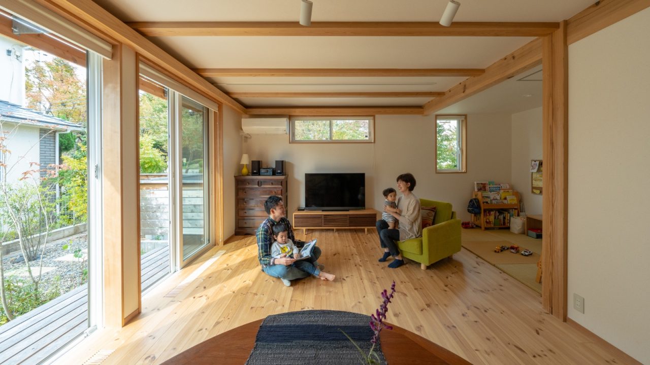 窓から庭や街路樹の緑を望めるリビング。