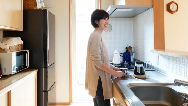 収納たっぷりの木のキッチンが奥様のお気に入り。