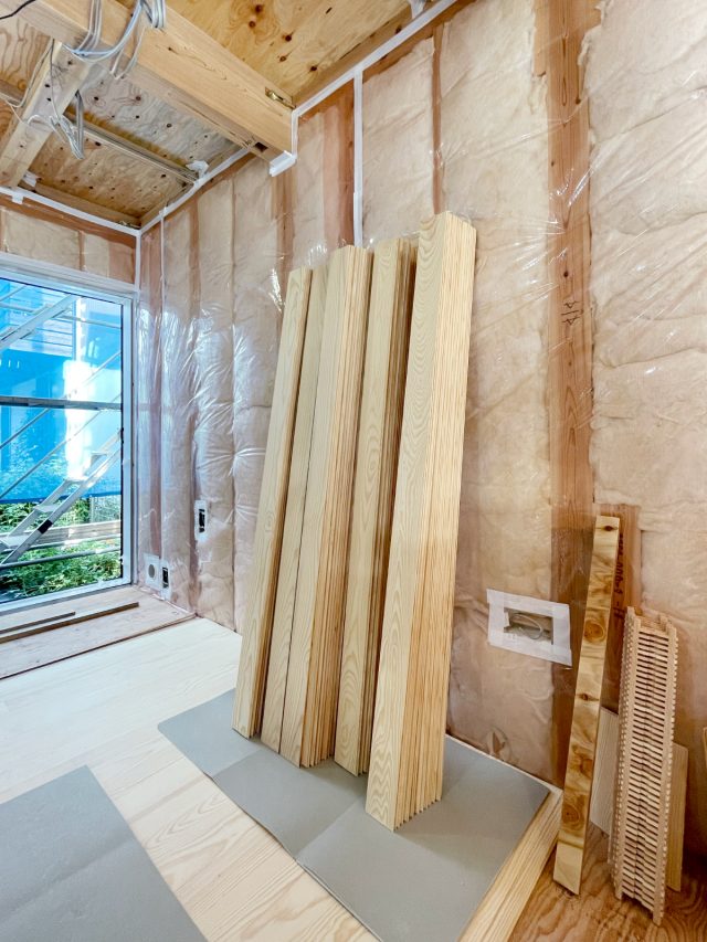 登米町森林組合の赤松材フローリング。ほんのり白く塗装されています。