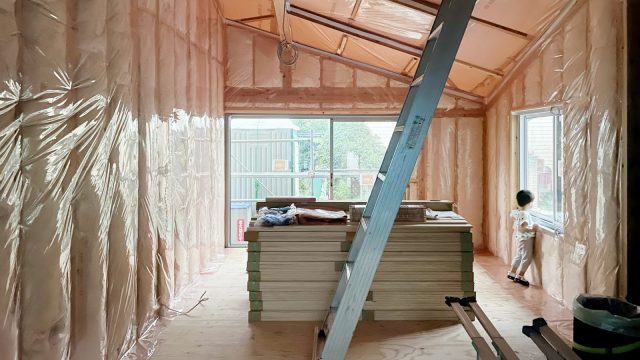 1階の壁面もふかふかに。