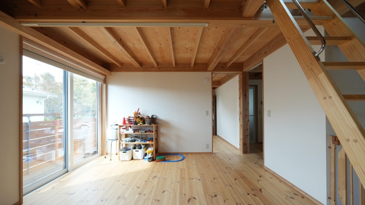 寝室やあそび場として使っている2階の空間。