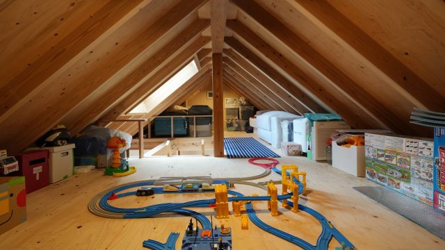 小屋裏も秘密基地のような空間で子供たちのお気に入り。