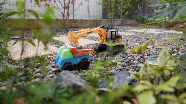 息子さんはお庭で遊ぶのも大好き。ミニカーで現場仕事をしたり、落ち葉でお料理ごっこも。