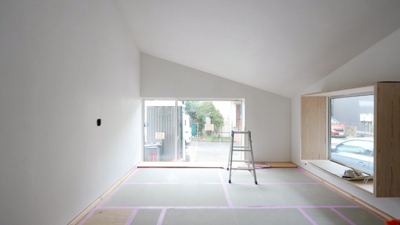 白い漆喰壁の内観（1階小上がり）