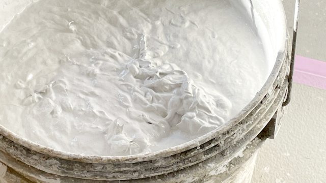 カットしたainohaを混ぜた漆喰