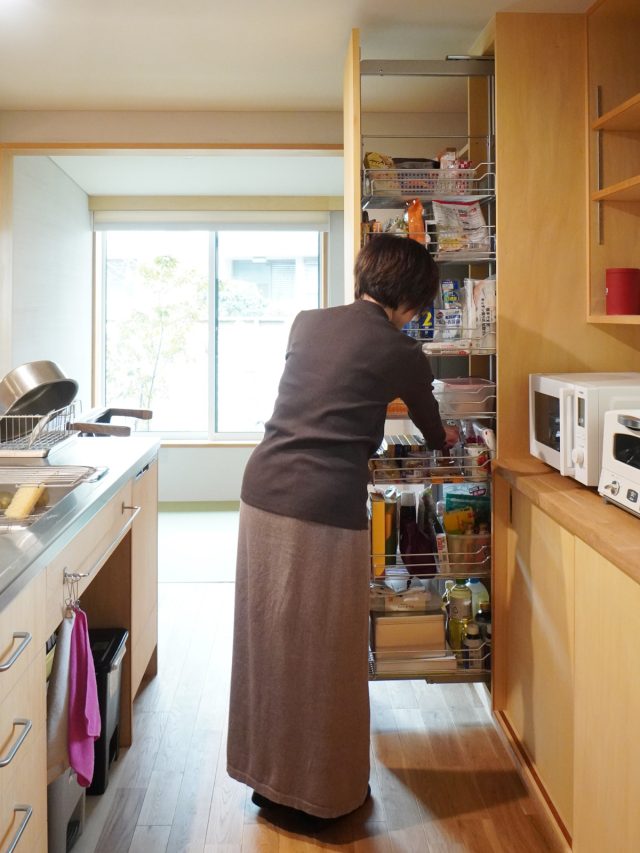 奥様が便利！と太鼓判を押す、「トールユニット収納」。大容量ながら軽く引き出せて、一目で見つかるのも◎。