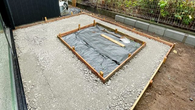 デッキ下のコンクリート工事（砂利敷き）。真ん中に座れる凹みがあります。