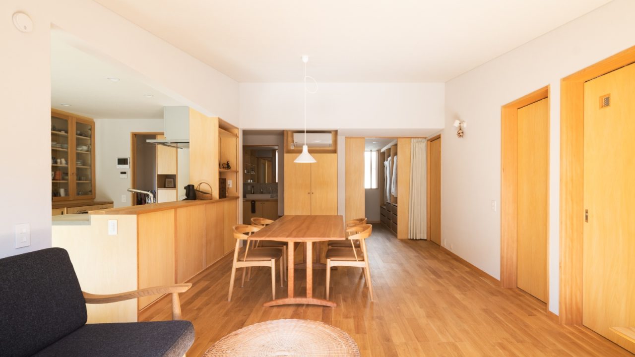 個室はリビングの東側に配置。夫婦の寝室の二つ並んだ扉が可愛らしい印象。共用クローゼットの建具はなくし、目隠しにカーテンを設置した。