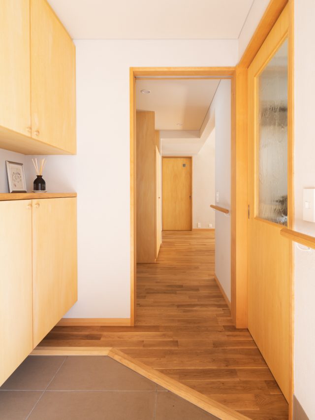 玄関は室内と段差のないバリアフリー仕様。右手の扉からキッチンに直結する家事動線が嬉しい。リビングの手前に洗面があるので、手洗い動線も完璧。