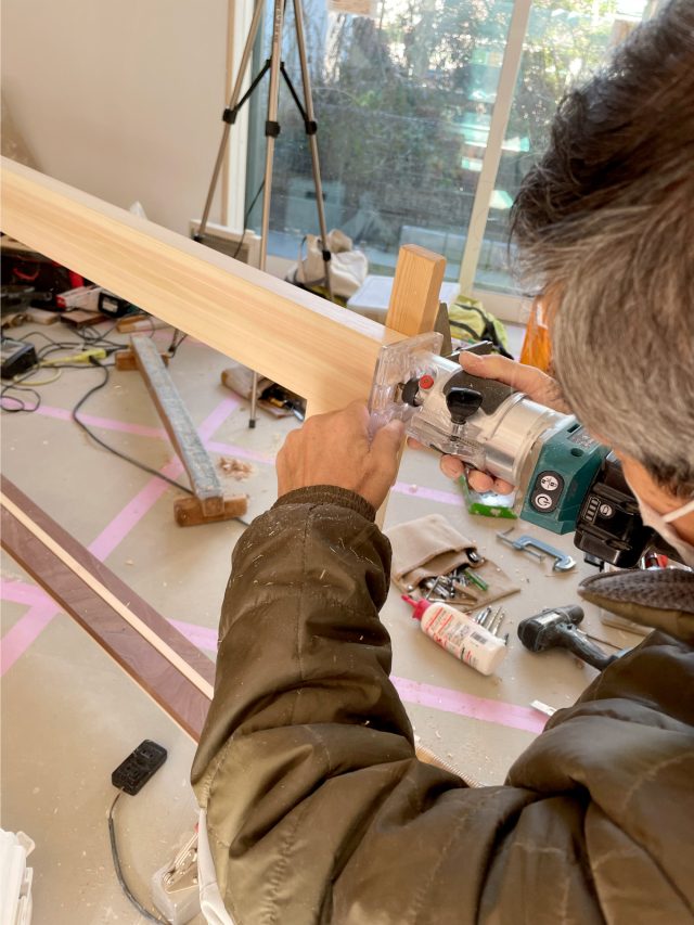 建具がスムーズに動くよう、吊り込み部分の溝の微調整。